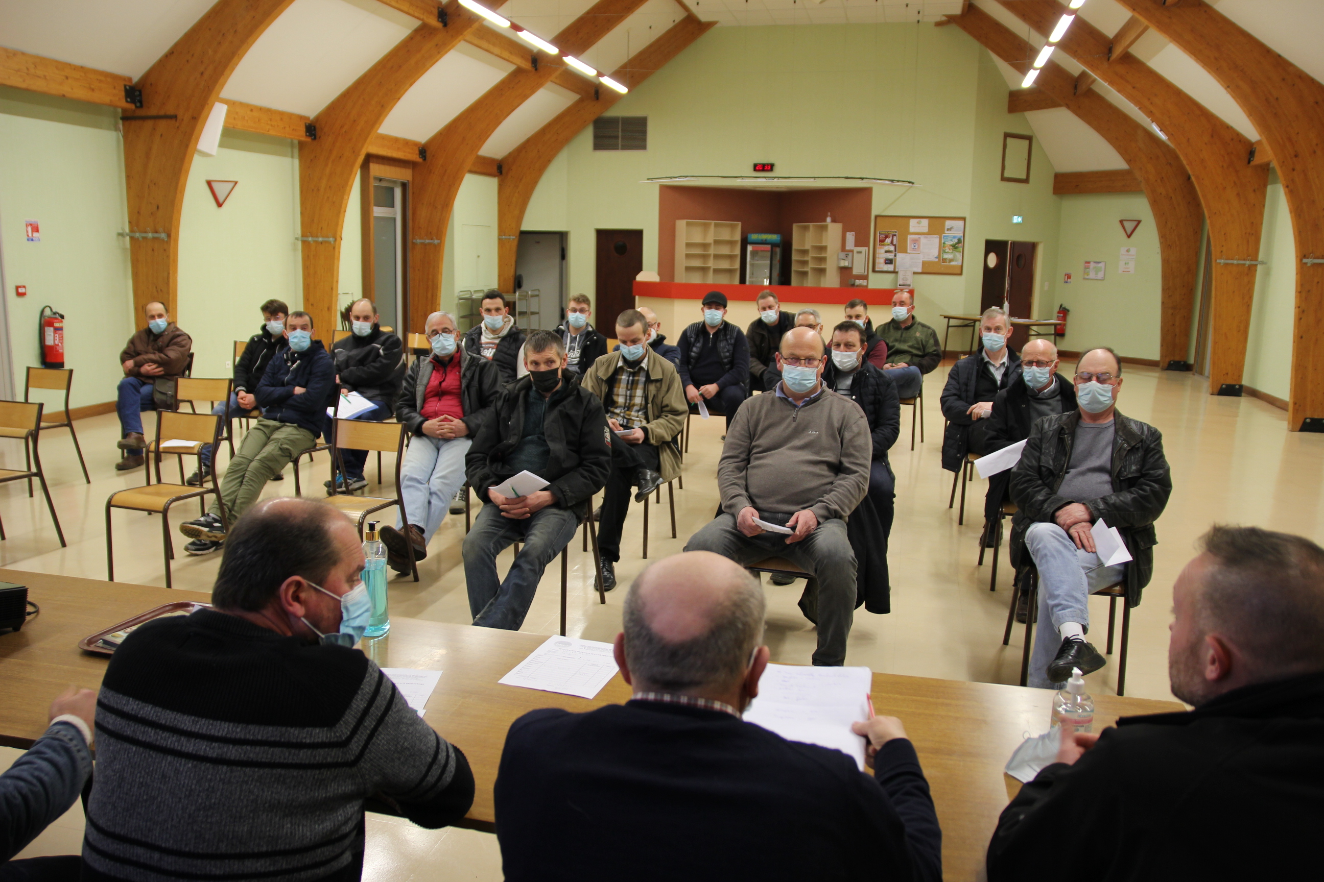 Les adhérents Fdsea présents à Hundling se montrent très attentifs à la présentation de la nouvelle Pac par Fabrice Couturier. Photo Cédric COILLOT