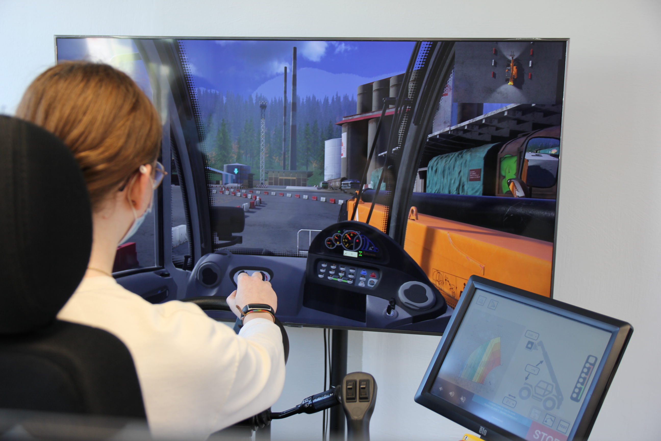 Des simulateurs de conduite permettent aux élèves de se confronter à la conduite d’engins sans appréhension. Photo : Cédric COILLOT