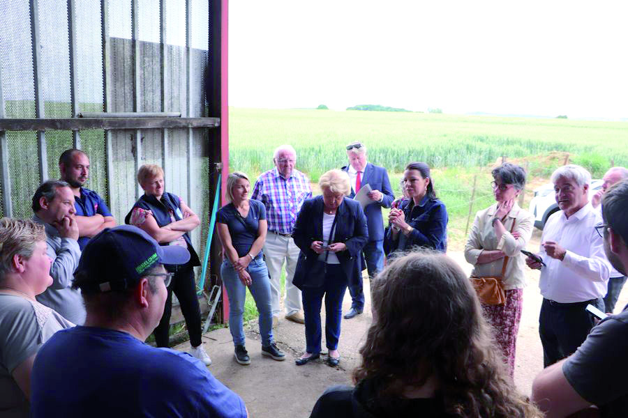 3e circonscription : Christian Bemer, Nathalie Colin-Oesterlé, Françoise Grolet, Anne-Catherine Leucart, Marie-Jo Zimmermann, se sont déplacés sur l’exploitation de Sophie Erhard à Tragny. Photo D.R.