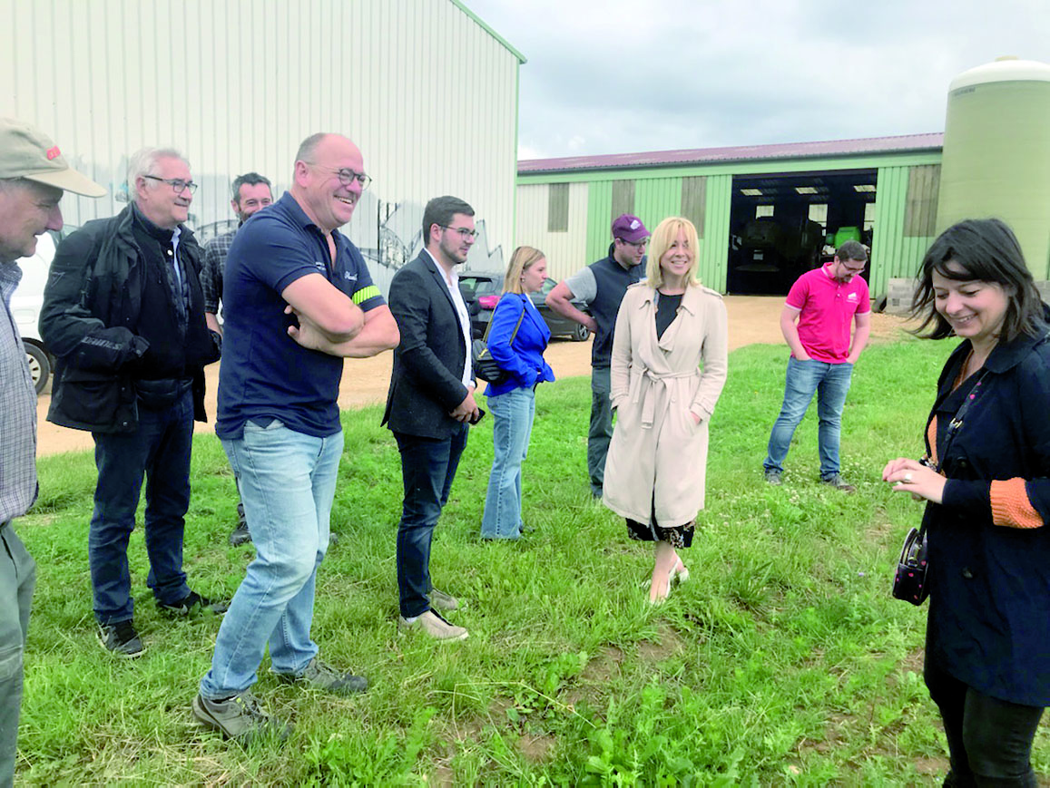 Sur la 8e circonscription, seuls deux candidats se sont déplacés sur l’exploitation de Jean-Baptiste Kaiser à Angevillers : Laurent Jacobelli et Raphaëlle Rosa. Et Brigitte Vaisse, de la 9e circonscription. Photo D. R.