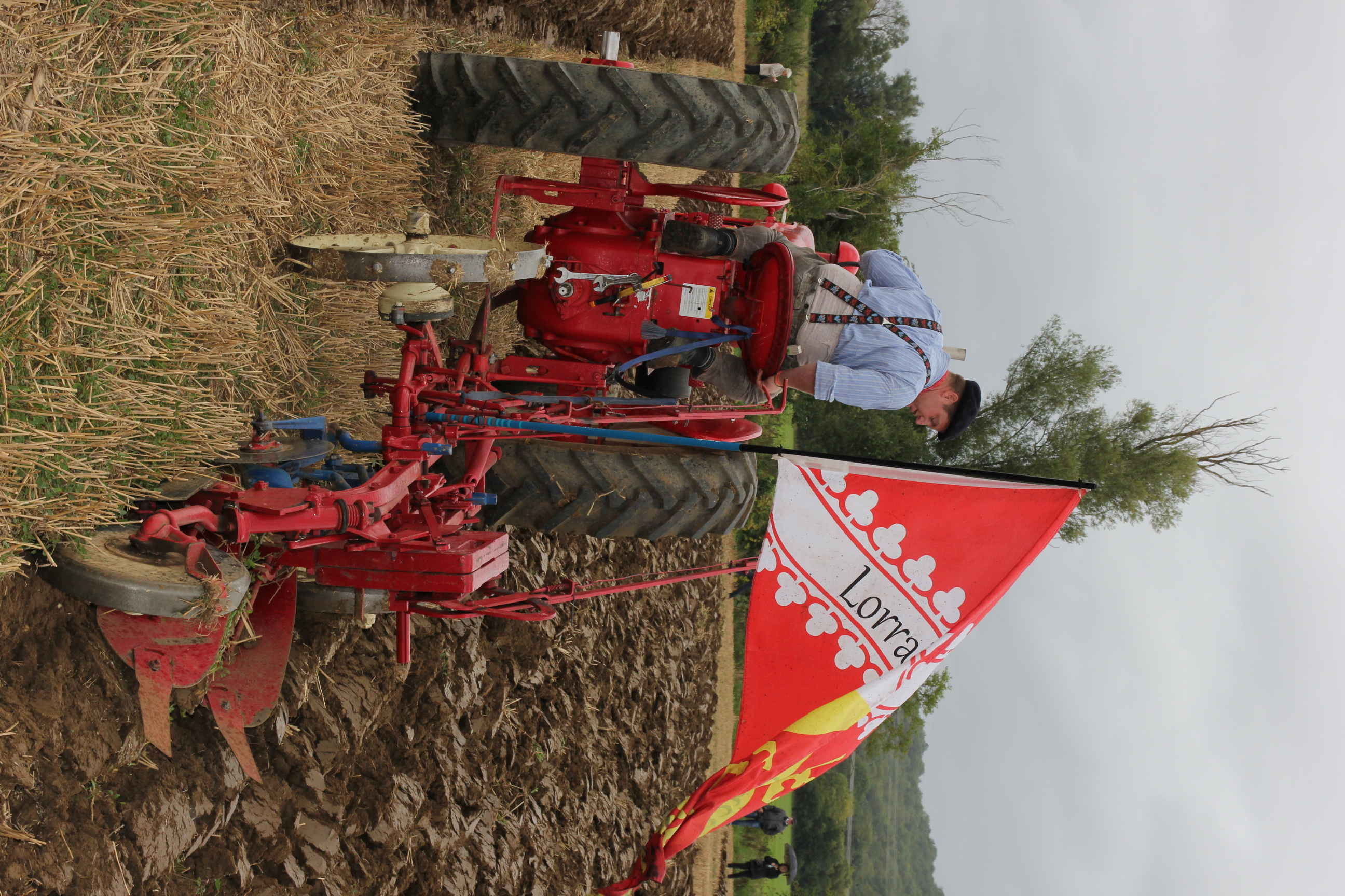 Thomas Gangloff et son attelage Farmall Bmd de 1954 et charrue Ih 2 socs, à quelques tours de la dérayure. Photo : P.Divoux