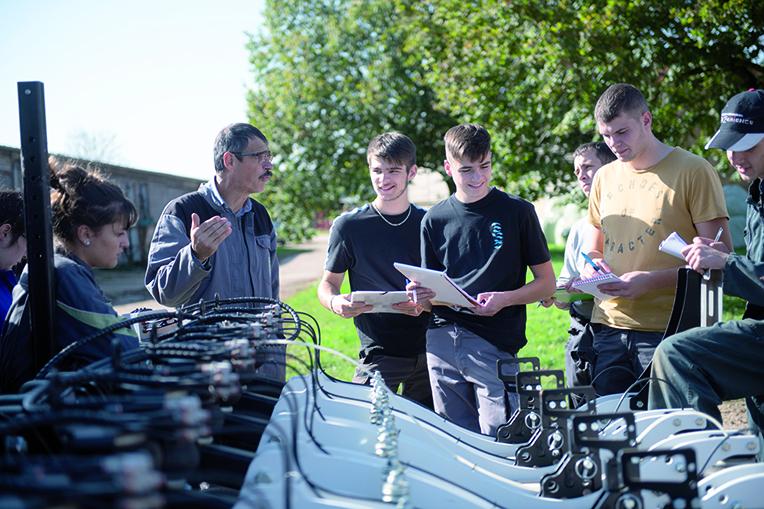 Les apprenants se voient proposer des formations en machinisme qui s’appuient sur le parc de matériel de la ferme du lycée des Mesnils. photo S. Galonnier