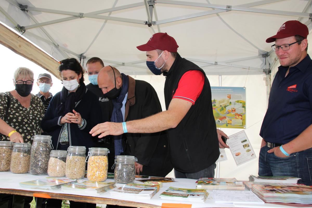 Séquence pédagogique sur le stand de la filière céréales. Laurent Touvet s’est prêté au jeu de la reconnaissance des graines. Un sans-faute, avec un petit coup de pouce des professionnels.Photo : P.Divoux