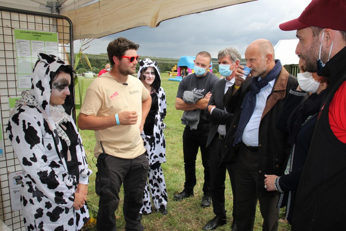 Dégustation sur le stand de la filière laitière animé par les Ja de Sarrebourg, en tenue.Photo : P.Divoux