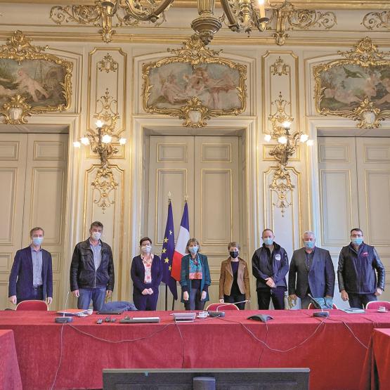 De g. à d. : Franck Sander, Hervé Lapie, Anne Bossy, Josiane Chevalier, Anne Sander, Fabrice Couturier, Pascal Wittmann et Germain Bach, à la préfecture de Région. Photo : DR