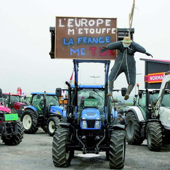 Au départ de Mittelbronn, slogan et épouvantail pour dire l’inquiétude d’une profession face à la prochaine réforme de la Pac. Photo : DR