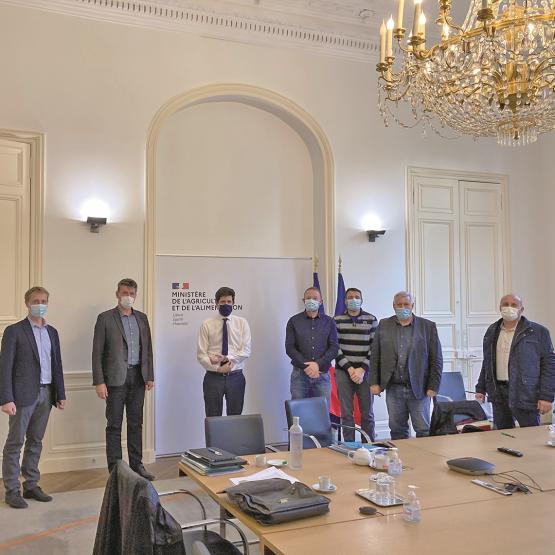 De g. à d. : Franck Sander (Fdsea 67), Hervé Lapie (Frsea), Julien Denormandie, Fabrice Couturier (Fdsea 57),  Germain Bach (Ja régional), Pascal Wittemann (Fdsea 68), Philippe Clément (Fdsea 88), rue de Varenne à Paris. Photo : DR