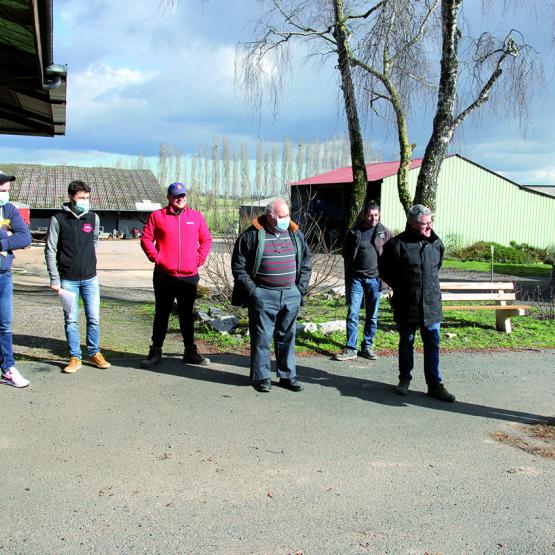 Un groupe d’agriculteurs lors d’une précédente formation au document unique d’évaluation des risques et à Systera. Photo Cédric COILLOT