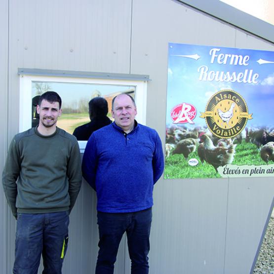 Stéphane et Olivier Rousselle se félicitent de leur engagement dans la filière de production de poulets fermiers Label Rouge. Photo : C.Coillot
