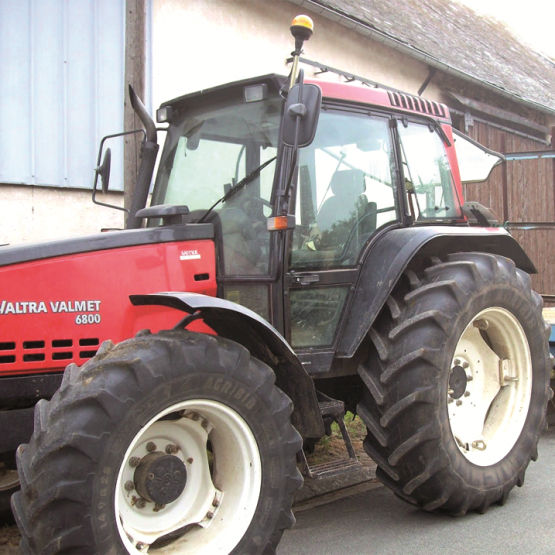 À partir de 16 ans, il est possible de conduire sur les voies de communication un engin agricole ou forestier. Photo : DR