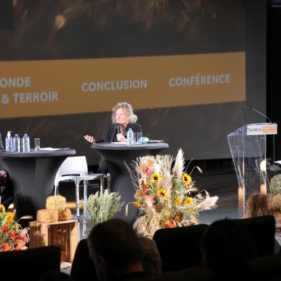 Sylvie Brunel, a répondu à l’invitation du président de Lorca. Christian Sondag questionnait la géographe, économiste et écrivaine, sur les défis qui attendent l’agriculture. Photo Yannick DERHILLE