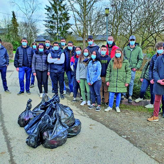 Motivés par le sentiment d’agir concrètement en faveur de l’environnement, les jeunes se sont pris au jeu et ont ramassé de quoi remplir plusieurs sacs poubelle. Photo : DR