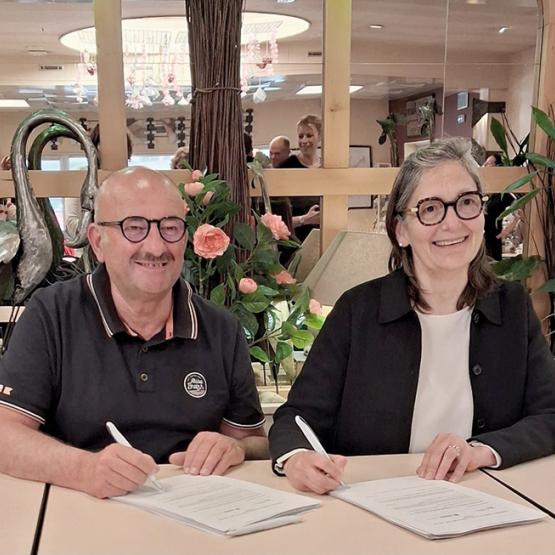 Serge Rolland, président d’Aplbg, et Sophie Godet-Morisseau, directrice générale Savencia, paraphent le nouveau contrat cadre, lors des travaux de l’assemblée générale du 9 avril. Photo Caroline Guillaume 