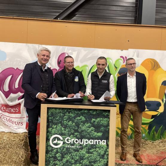 Signature de la convention tripartite entre le Sr57, le Caaa et Groupama, officialisant leur partenariat pour le stage Centaure “Tracteur”, dédié à la prévention et à la sécurité des agents de remplacement. L. HERGAT