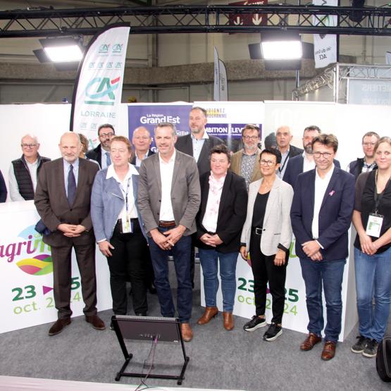 Photo de famille dans les allées du salon Agrimax, à Metz, le 23 octobre. L’ensemble des partenaires réunis lors de la signature du protocole d’engagement pour le déploiement du programme Ambition Éleveurs. Photo Pierre Divoux
