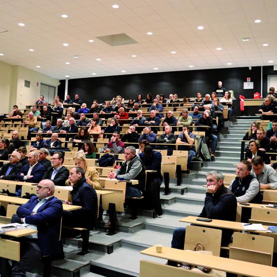 Plus d’une centaine d’éleveurs ont répondu présents pour participer aux travaux d’assemblée générale de l’Apal’. Photo YD