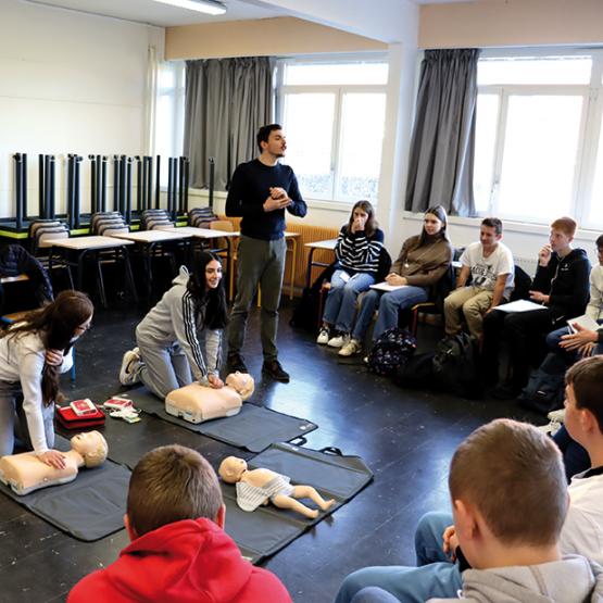 Les élèves apprennent à faire un massage cardiaque lors d’un arrêt cardio-respiratoire. Photo DR