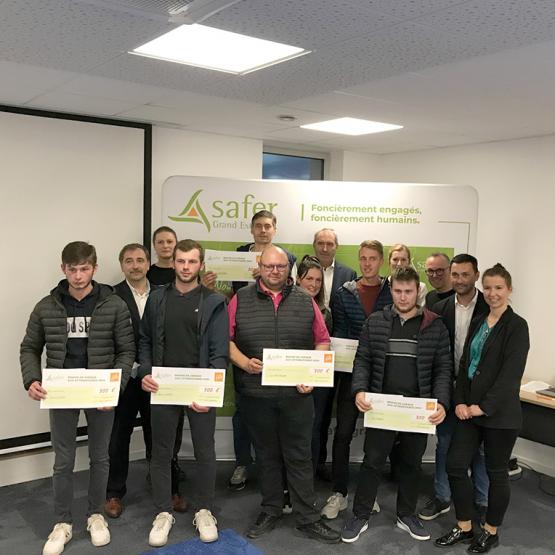 L’ensemble des jeunes agriculteurs récompensés avec l’équipe de la Safer Grand Est de Moselle. Photo CEC