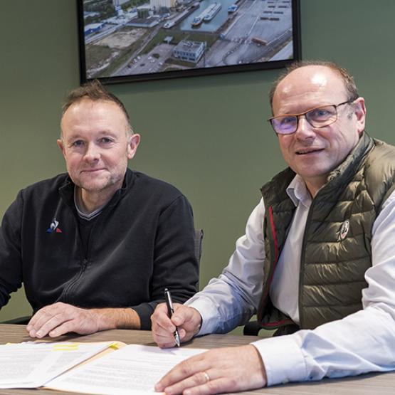 Fabrice Couturier, président de la Fdsea et Christian Sondag, président de Lorca officialisent un partenariat entre leurs structures. Photo Lorca