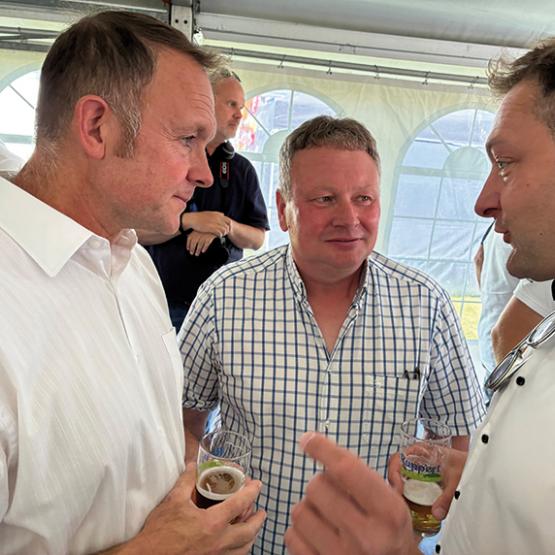 Fabrice Couturier et Marc Schlemer, président et vice-président de la Fdsea, en discussion avec le Commissaire européen à l’Agriculture, Christophe Hansen. Photo Pierre Divoux