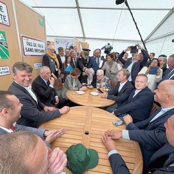 Rentrée syndicale pour les élus du réseau Fnsea. Arnaud Rousseau, Hervé Lapie, Franck Sanders, Fabrice Couturier autour du Premier ministre, François Bayrou, et de la ministre de l’Agriculture, Annie Genevard. Photo La Marne Agricole