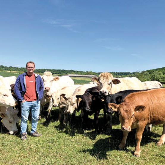Maxime Schmitt valorise la production d’herbe de son exploitation dans la filière Prim’herbe dont les animaux alimentent le rayon boucherie des enseignes Carrefour. Photo Pierre Divoux