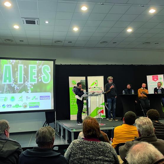 La table ronde a permis de nombreux échanges avec les quatre intervenants lors de la réunion. Photo Lucile Hergat