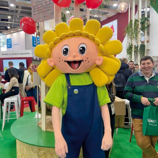 La mascotte Jim ira à la rencontre du public au travers du département de la Moselle jusqu’à la l’ouverture de la douzième édition de Terres de Jim. photo Terres de Jim 2025. Photo Terres de Jim