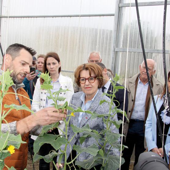 Nicolas Deom dans les serres de la ferme du Geroldseck avec la ministre de l’Agriculture et de l’Alimentation. Photo Pierre Divoux