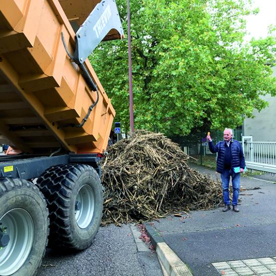 Les agriculteurs de la Fdsea ont rapporté aux chasseurs un échantillon de cannes de maïs détruites par les sangliers. Photo Cédric Coillot