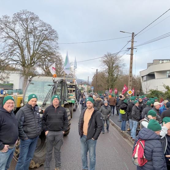 L’équipe de Vincent Boniface, président cantonal d’Ars, était venue prêter main-forte aux irrigants alsaciens. Photo Pierre Divoux