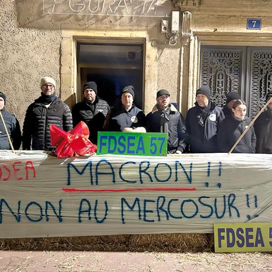 À Metz, les députés Belhaddad et Colin-Oesterlé ont rejoint les adhérents qui leur déposaient une liste de revendications. Photo FDSEA