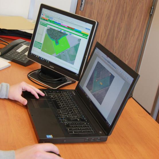 3 techniciens spécialistes de la Pac accompagnent les adhérents de la Fdsea pour leur déclaration Pac. Photo Yannick Derhille