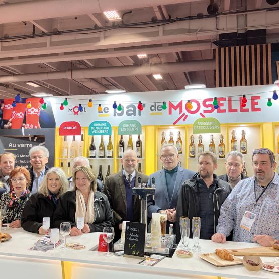 Photo de famille sur le stand de la Moselle dans le hall 7 des “Produits et saveurs de France“ à l’occasion de l’inauguration de la journée de la Moselle le 24 février. Photo Pierre Divoux