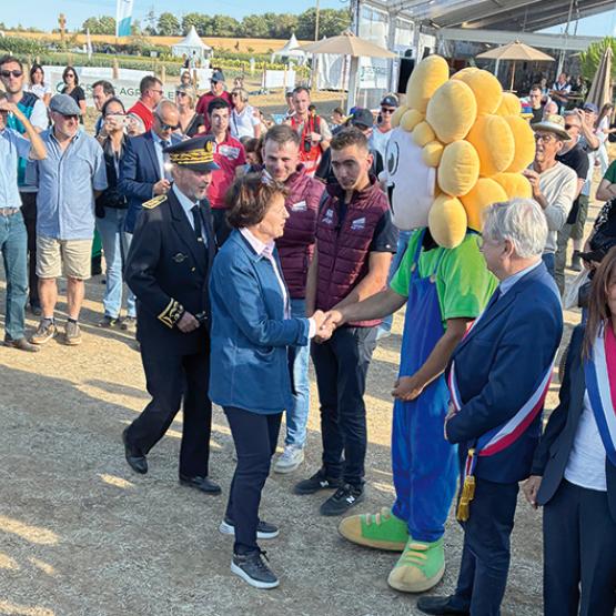 Avant les discours officiels de l’inauguration de la douzième édition de Terres de Jim, la ministre de l’Agriculture s’est prêtée à la figure imposée de l’accueil républicain. Photo Pierre Divoux