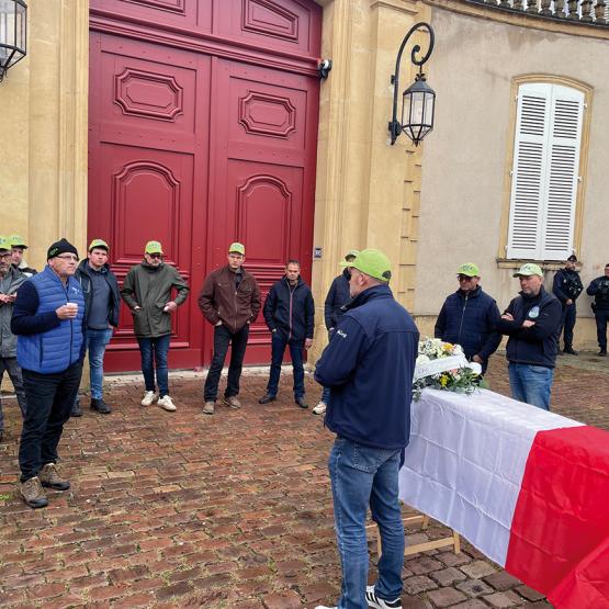 Fabrice Couturier rend compte à ses adhérents des revendications portées au représentant de l’État. Photo Lucile Hergat