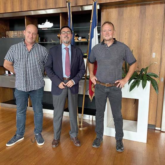 Entre deux parcelles de moisson, Fabrice Couturier et Christophe Niedercorn ont rencontré le préfet Bolot. Photo DR