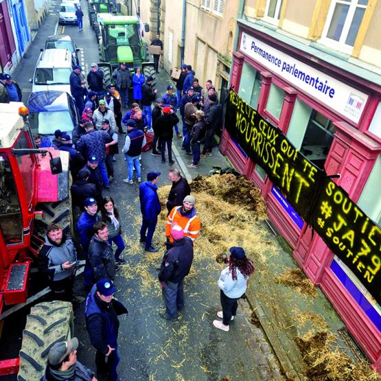 Ils étaient 60 manifestants et 15 tracteurs pour porter les slogans d’une profession «offusquée», dénonçant «les motivations et les méthodes des milliers de manifestants rassemblés le 25 mars à Sainte-Soline». Photo DR
