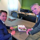 Alexandre Raguet (directeur de Cloé) et Franck Lucas (directeur des Ets Charal Metz) ont signé le partenariat de développement de la filière Label Rouge, le 7 avril. Photo : P.Divoux
