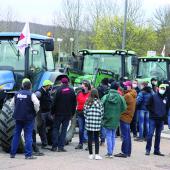 Les cantons de Delme, Faulquemont, Pange Nord et Sud et Verny ont regroupé vingt-huit tracteurs. Rappel des consignes avant le départ pour la préfecture. Photo : P.Divoux