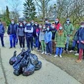 Motivés par le sentiment d’agir concrètement en faveur de l’environnement, les jeunes se sont pris au jeu et ont ramassé de quoi remplir plusieurs sacs poubelle. Photo : DR