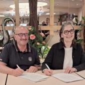 Serge Rolland, président d’Aplbg, et Sophie Godet-Morisseau, directrice générale Savencia, paraphent le nouveau contrat cadre, lors des travaux de l’assemblée générale du 9 avril. Photo Caroline Guillaume 