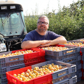 Benjamin Godfroy est arboriculteur sur la commune de Rainville dans les Vosges. Il produit principalement des mirabelles de Lorraine mais aussi des quetsches et des cerises griotte. © Marion Falibois