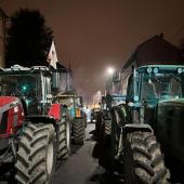 Une vingtaine de tracteurs étaient stationnés devant la sous- préfecture de Sarreguemines. Photo DR