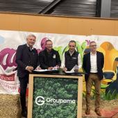 Signature de la convention tripartite entre le Sr57, le Caaa et Groupama, officialisant leur partenariat pour le stage Centaure “Tracteur”, dédié à la prévention et à la sécurité des agents de remplacement. L. HERGAT