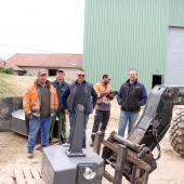 Des agriculteurs du canton Fdsea d’Ars-sur-Moselle se sont retrouvés à Rezonville pour venir faire la vérification générale périodique de leurs engins de levage. Photo DR