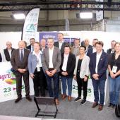 Photo de famille dans les allées du salon Agrimax, à Metz, le 23 octobre. L’ensemble des partenaires réunis lors de la signature du protocole d’engagement pour le déploiement du programme Ambition Éleveurs. Photo Pierre Divoux