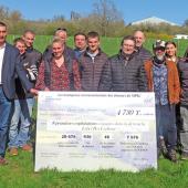 À l’occasion du versement des premiers crédits carbone, un chèque symbolique a été remis aux huit éleveurs engagés en 2019. Photo Hélène Flamant