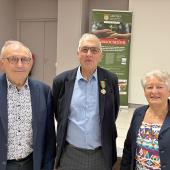 Ginette Sesmat et Claude Desalme autour de Bernard Helluy, le 3 octobre dernier, à l’occasion de sa remise des insignes de chevalier de l’Ordre du Mérite Agricole. Photo Pierre Divoux