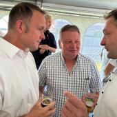 Fabrice Couturier et Marc Schlemer, président et vice-président de la Fdsea, en discussion avec le Commissaire européen à l’Agriculture, Christophe Hansen. Photo Pierre Divoux